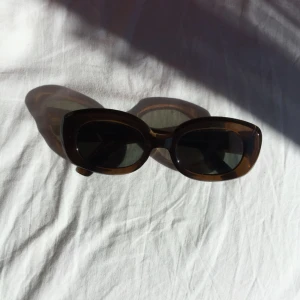  - Solglasögon köpta på Asos tidigare i år(sista bilden är från hemsidan). Helt oanvända, bara testade. Säljer pga passade inte mig, köpta för 170 kr. Möts gärna upp i Sthlm, annars står köpare för frakt.