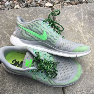  - Nike free run 5.0  Storlek 38, 24 cm innermått. Men passar en 36-37.  Endast använda inomhus så dom är i superbra skick!  Nypris 1000kr ca.  Skickas mot en frakt på 79kr.  Jag har swish 💘