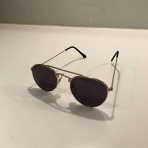 Vintage solglasögon • Unisex • Ray Ban liknande  • Sparsamt använda • Finns på Södermalm i Stockholm