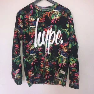  - Färgglad hype sweater. Jätteskön och ascool. Använd några gånger men ändå i väldigt fint skick. Nypris 550. Vid intresse av köp hör av dig via snapchat: corneliavilja