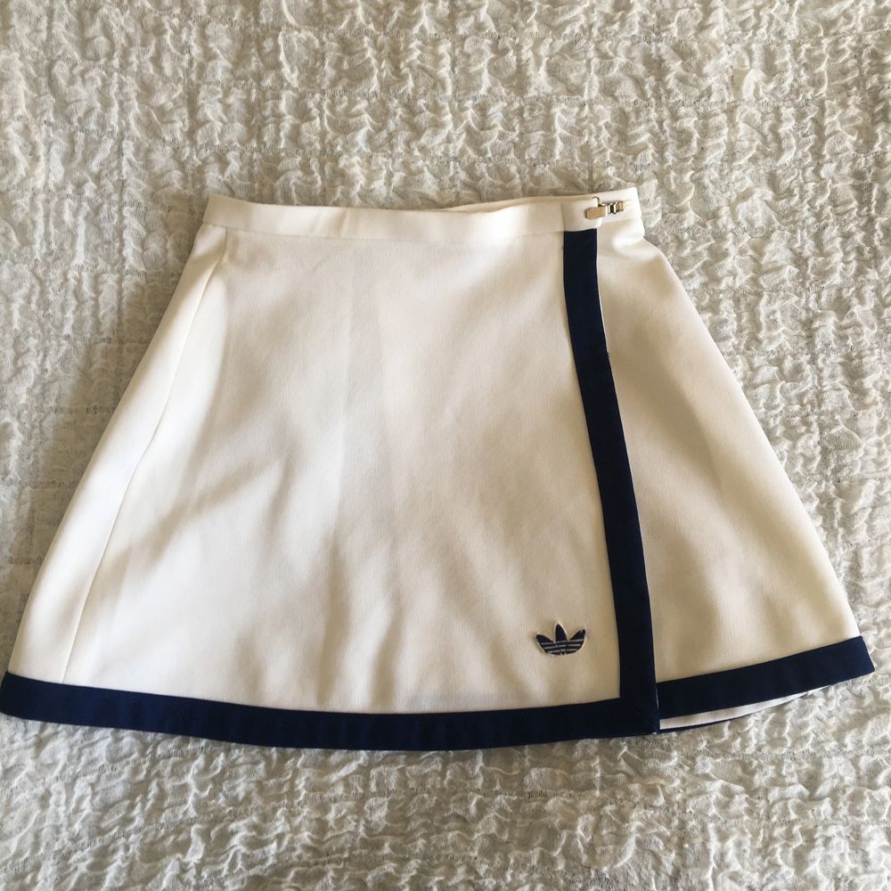 En vintage Adidas kjol (tenniskjol | Plick Second Hand