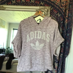  - En kortärmad hoodie i superfin färg från Adidas. Bara använd 1 gång(: Känns som en M-L.