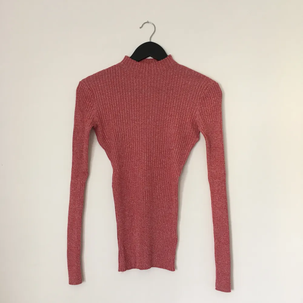 Tight rosa/röd topp med hög krage från H&M Trend stl 38. Toppar.