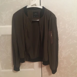  - Millitärgrön bomberjacka med svarta och guldiga detaljer från zara.