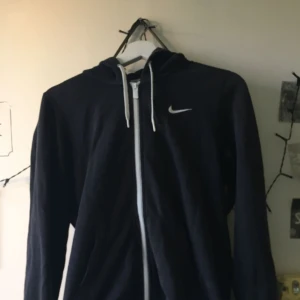  - Utsliten tjocktröja av märket Nike köpt från Intersport för några år sedan. Fungerar bra som träningströja när man joggar på kvällar. Säljs pga att jag inte har någon plats för den i garderoben längre. 