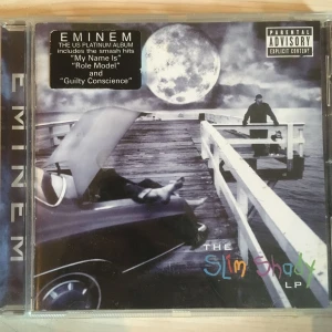  - CD skiva,The Slim Shady LP,inga repor på skivan och övrigt bra skick. 50kr FRI FRAKT