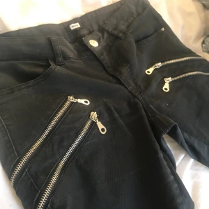  - Byxor från BikBok