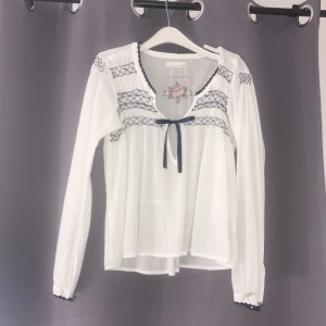  - Odd molly remix blouse Vit blus med blå detaljer från Odd molly i Strl 0. Väldigt sparsamt använd. 