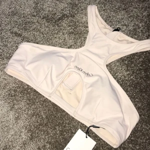  - Helt oanvänd Calvin Klein bikiniöverdel 