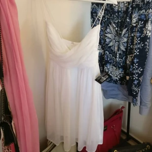 - Vit Nelly klänning Aldrig använd! Lappar kvar!