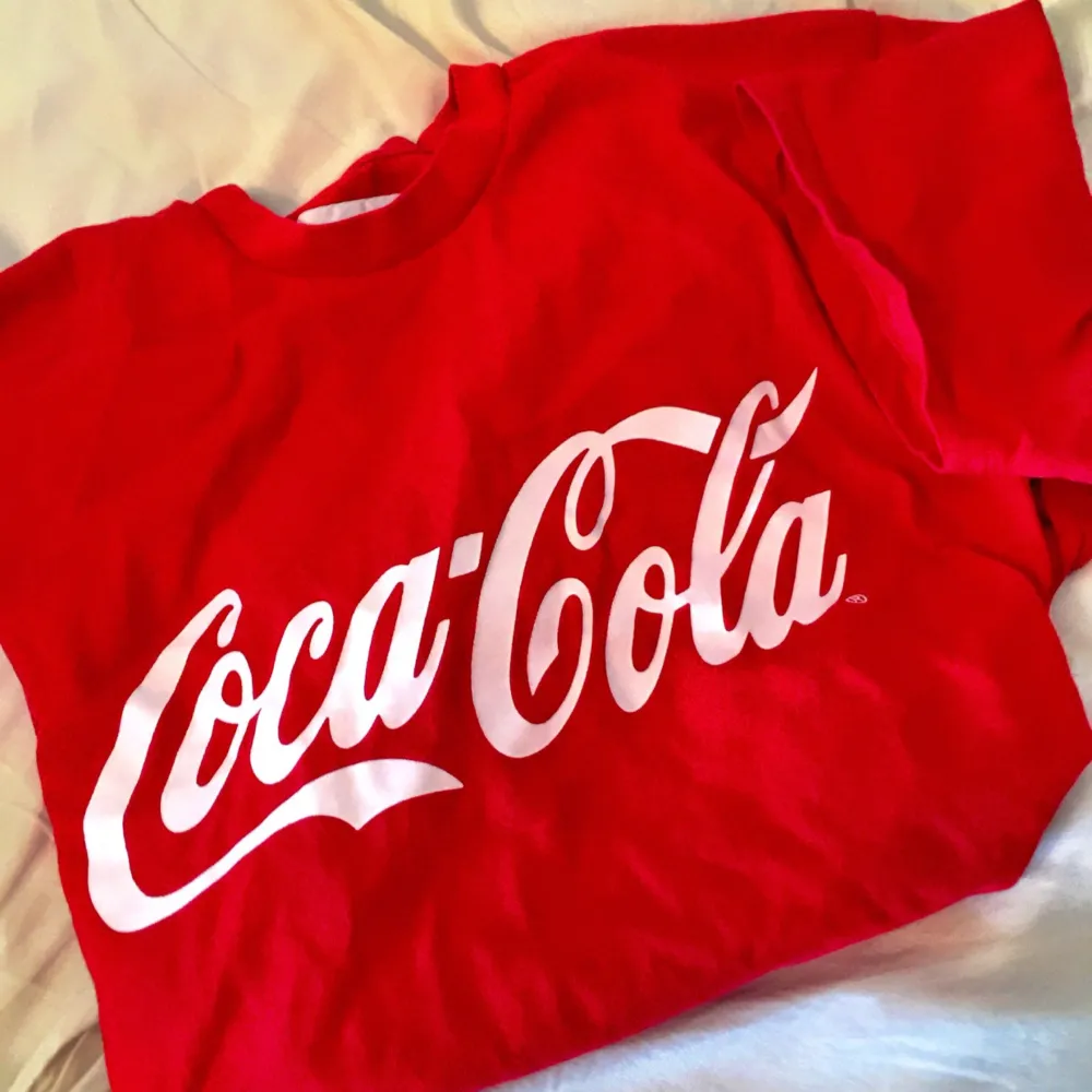 En as cool Coca-Cola T-shirt använd en gång! Frakten går på 55kr! Lappen med storl är bortklippt då den skavde, men den passar även en L skulle ja tro😊. Toppar.