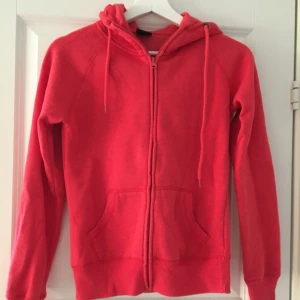  - Röd kofta från Cubus