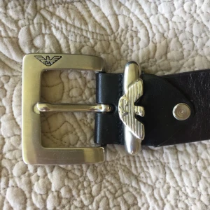  - Äkta Armani bälte i svart äkta läder. Den är en Large (105cm) och i bra skick, något använd. (Frakt 39kr)