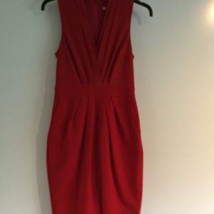 Jättefin röd klänning från HM storlek 36. Figursydd. I nyskick!