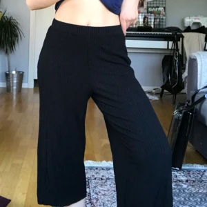  - Kortare vida byxor från Pull&bear. Bra skick. Möts upp i Stockholm annars tillkommer frakt!