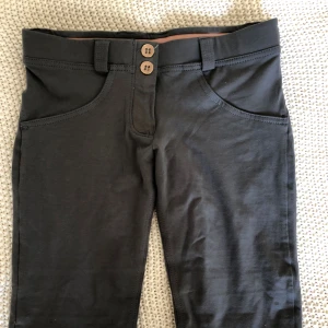  - Säljer byxor från Freddy, oanvända storlek small. 