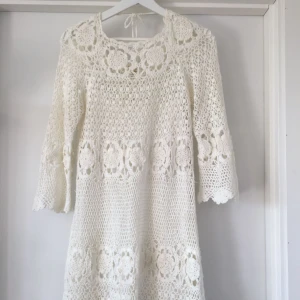 - Vit bomullsklänning i spets, med en vit underklänning med tunna axelband. Bekväm, ganska kort modell. Använd 2 gånger.