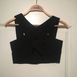  - Croppad top från BikBok. Använd 1 gång, alltså som ny! Frakt tillkommer💘