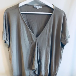  - DAGMAR  Storlek XS 80% acerate 20% polymide Beige Tröja blus T-shirt Fint skick, använd några fåtal ggr Nypris 500 kr