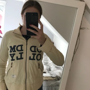  - Fin beige kofta (utan luva) från oddmolly med blå text. Betalning sker via swish och köparen står för frakten :)