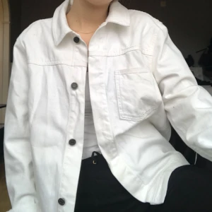  - Vit jeansjacka köpt på urban outfitters. Använd fåtal gånger. Möts upp i Stockholm annars tillkommer frakt!