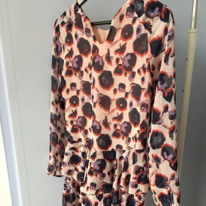  - Pink dress with long sleeve, all over 3d print.  Layers bottom make the dress different than other.  Dress in good condition.