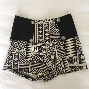 Korta, mjuka svartvitt mönstrade shorts