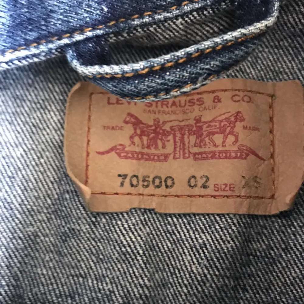 Levis Jeansjacka 70500 i storlek XS. Trevligt använt skick. Kan hämtas i Uppsala eller skickas mot fraktkostnad . Jackor.