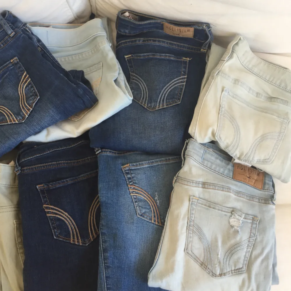 10 stycken jeans från hollister! Alla jeans är tighta i modellen, vissa jeans har slitningar, färgerna är blandade. Alla är i mycket bra skick! Paketpris 800kr . Jeans & Byxor.