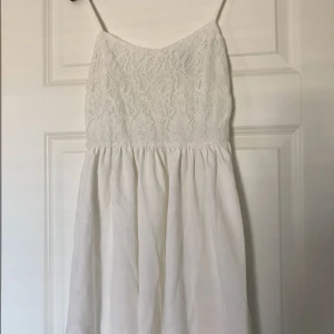  - Säljer en fin sommarklänning med spetsöverdel, den är perfekt till skolavslutningar och liknande evenemang. Den har justerbara band och en dragkedja i ryggen. Den är i fint skick, endast använd den 1 gång. Det är du som köpare som står för frakten!  ✨