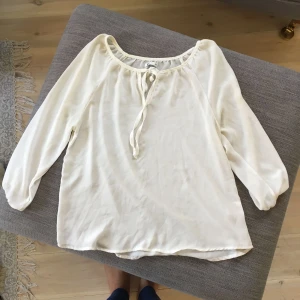  - Vit blus med trekvartsärm, perfekt till sommaren. Storlek 34 från Cubus. Köparen står för frakten, frakten är inte inräknad i priset. Tar swish