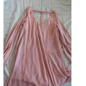  - Ljusrosa somrig klänning endast använd en gång. Den har öppen rygg och är även öppen i ärmarna som du kan se på bilden🦄 