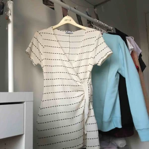  - Jättesöt playsuit med omlottknyte i en härlig krämvit färg från Zara. Nästan aldrig använd, säljer då den tyvärr inte kommer till användning och behöver ett nytt hem😊