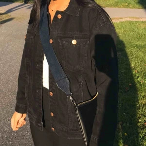  - Oversized jeansjacka i svart från monki