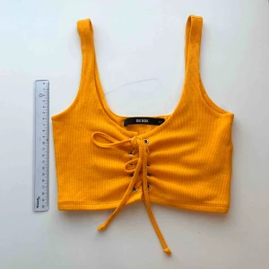  - sparsamt använd orange magtröja / topp från bikbok, säljer då plagget inte kommer till användning 😊 frakt på 22kr tillkommer ✉️