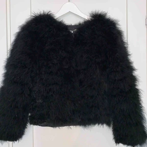  - Äkta pälsjacka från Dennis Maglic med hake & hyska, lite slitage! Nypris 1299 kr, frakt tillkommer. 