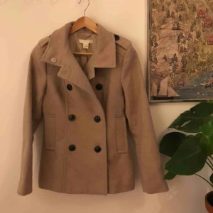  - Ljusbeige vårjacka från H&M. Sparsamt använd och i gott skick. Kan mötas upp i Stockholm eller frakta (köparen står för kostnaden)!