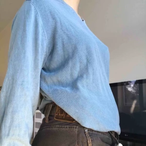  - Jättefin ljusblå sval långärmad tröja! Är i bra skick och säljer pga har inte fått användning för den