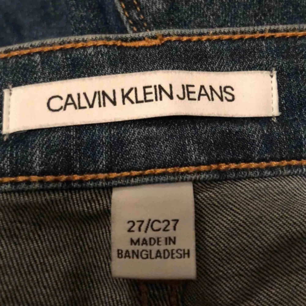 Calvin Klein Jeans 010 High rise skinny ankle. Oanvända. Köpta i Calvin Klein Store, Melbourne för ca en månad sedan. Säljes pga fel storlek.. Jeans & Byxor.