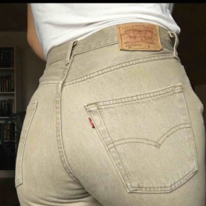  - Beiga Levis 501 raw cut.  Waist - W33  Length - L34  Möts upp i sthlm eller fraktar.  Går att lägga bud! 