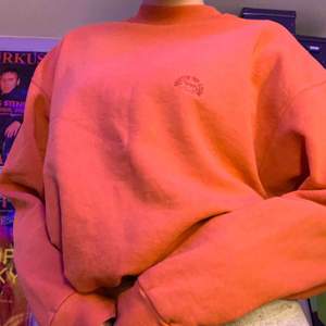 oversize orange sweatshirt av Fruit of the loom. Perfekt skick. 