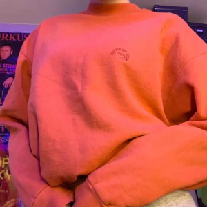  - oversize orange sweatshirt av Fruit of the loom. Perfekt skick. 