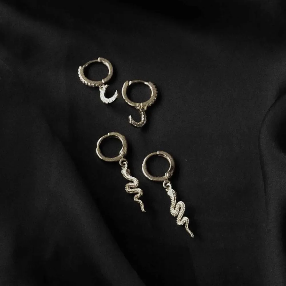 Finaste örhängena, 119kr/par!! Vid köp av minst två får ni gratis frakt, hänvisar till vår instagram @youwelleryuf för att se hela vårt smyckesutbud! Finns i guld & silver. Accessoarer.