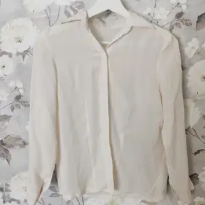 Genomskinlig vit skjorta/blus i bra skick. Gratis frakt!