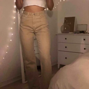  - Jättefina jeans från Weekday i modellen row, storlek 28/32 (S/M). Använda 1 gång, köparen står för frakt :)
