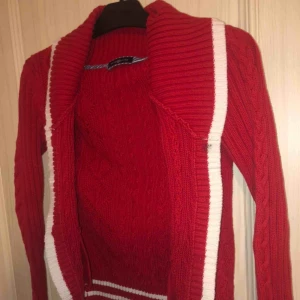  - Jättefin stickad kofta, använt 1 gång, i nyskick säljer den för 100kr, möts upp i Göteborg eller står köparen för frakt 