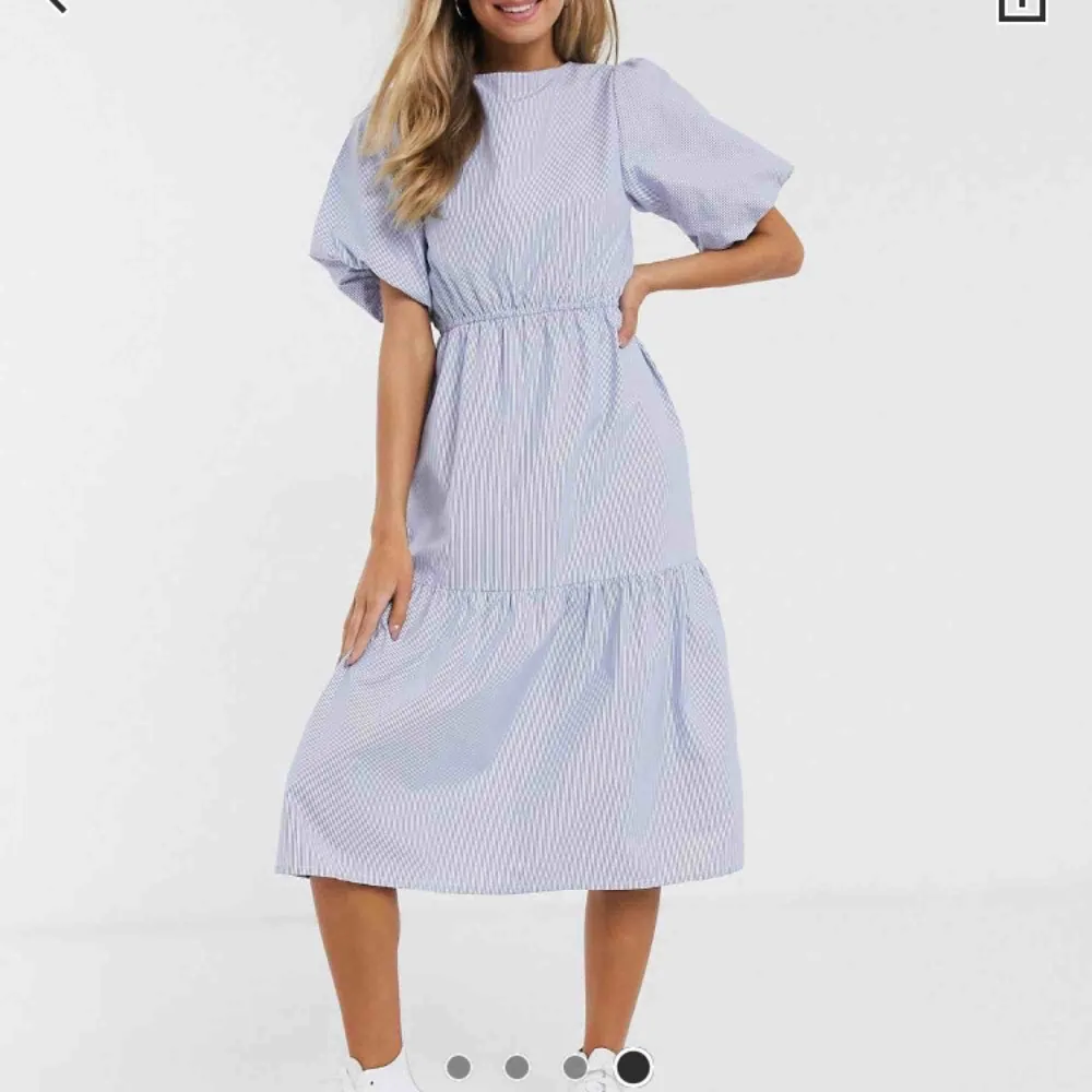 Säljer den här helt oanvända klänningen med prislapp kvar från asos, fick hem den och tyvärr passade den inte. Köparen står för frakt.. Klänningar.