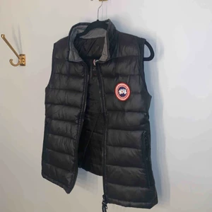  - Säljer min Canada goose väst då den inte används, har inget äkthets bevis så därför lite billigare pris men har försökt att söka och hittar inget som pekar mot att den är fake.
