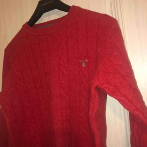  - Säljer denna fina gant tröjan som är stickad, det står storlek M men skulle säga att den är som en S, har använt den några fåtal gånger men den är i nyskick, möta upp i Göteborg eller står köparen för frakt 