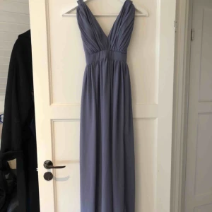  - En balklänning från bubbelroom med snygg snörning baktill  Väldigt fin färg grå/blå ish.  Använd en gång. Helt oförstörd, mitt pris går att förhandla :)  Jag är ca 162 lång och den va lite lång på mig och jag hade klackar  